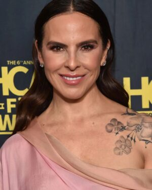 Kate del Castillo Instagram - @katedelcastillo 
@hollywoodcriticsassociation 
@vixplus 
Mode @maisonmesa 
Styling @blancopop @betoescamilla
Makeup @_makeupbybrenda 

Photo Courtesy: Shutterstock for the Hollwood Critics Association 

#katedelcastillo #valoveracer