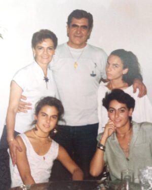 Kate del Castillo Instagram - #ᴛʙᴛ Buenos viejos recuerdos Con mi amada familia. Mi papá #ericdelcastillo ♥ mi mamá #katetrillo ♥

mi hermana ♥@vdelcastillotv y mi prima ♥@angie.trillo 

#familiadelcastillo #katedelcastillo #veronicadelcastillo #angietrillo