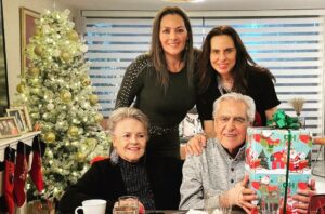 Kate del Castillo Instagram - About last night.
Feliz Navidad para todos!
🎄♥️🙏