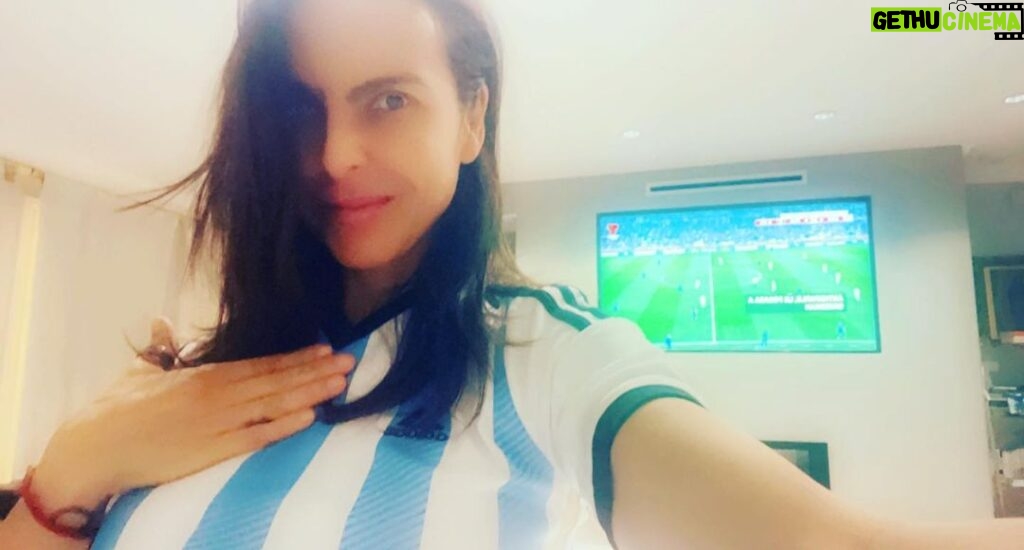 Kate del Castillo Instagram - Hoy soy MESSIcana!!! Vamos Argentina!!!! #messi #copamundial #worldcup 🇦🇷