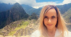 Kate del Castillo Instagram - Behind the scenes #lareinadelsur3 in Machu Picchu, Peru @reinadelsurtv Teresa Mendoza undercover 😎