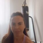 Kate del Castillo Instagram - After 6 weeks without being able to workout my vertigo is getting much better, my body is learning, getting better at dealing with it and it’s no longer stopping me! I’m back! #vertigo Very slowly trying new exercises and trying to keep my head straight for dizziness. I’ll get there!! 👊🏼💪🏽🙏♥️