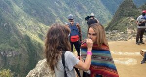 Kate del Castillo Instagram - Behind the scenes #lareinadelsur3 in Machu Picchu, Peru @reinadelsurtv Teresa Mendoza undercover 😎