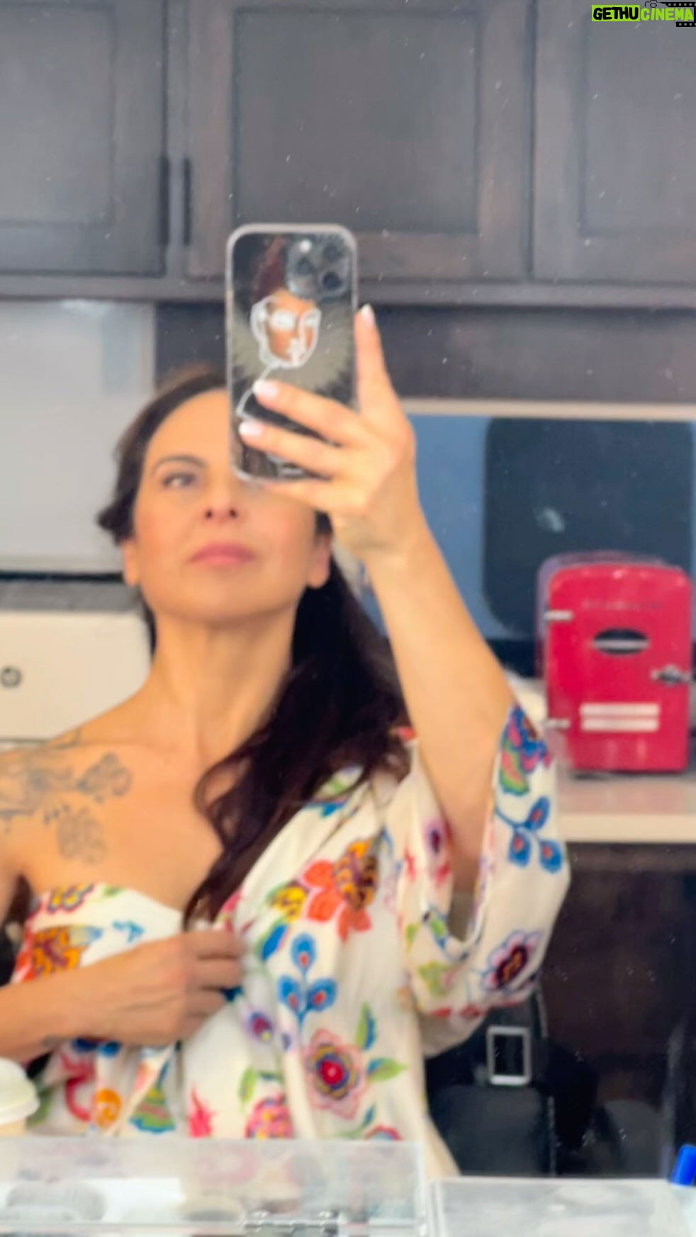 Kate del Castillo Instagram - Happy to be back working after weeks of dealing with severe VERTIGO. Yes, covering tattoos. #vertigo #imback #letstalkaboutvertigo Feliz de regreso a trabajar después de sufrís de vértigo durante semanas. ♥️🙌🏼💪🏽👊🏼 New Mexico