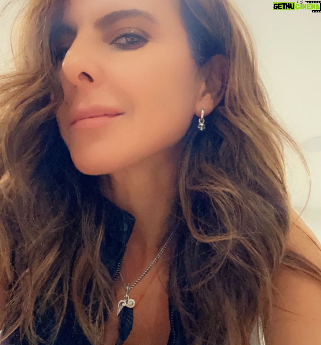 Kate del Castillo Instagram - Feliz miércoles! ♥️♥️♥️#nothingiswhatitseems #viveconhonor