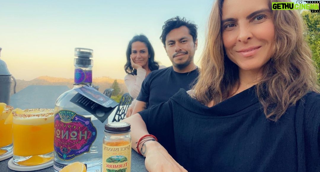 Kate del Castillo Instagram - Que delicia de tarde con mi amiga @lydiacacho bienvenida de regreso a tu casa!! Y mi ♥️ @bahena00 disfrutando una margarita de piña con @tequilahonor ♥️♥️♥️♥️