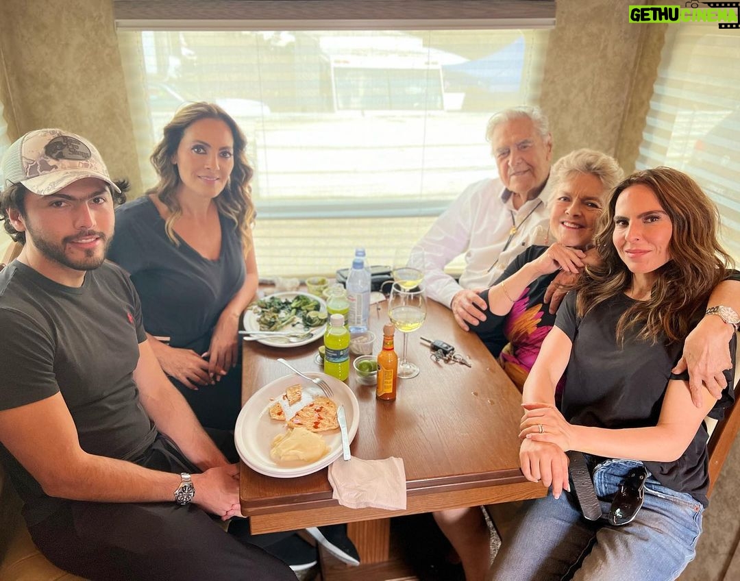 Kate del Castillo Instagram - Ya los extraño! Fue lindo compartir con mi familia aunque pocas veces en 2 meses pero siempre increíbles momentos. Gracias por aguantar mis horarios ♥️#familia #katetrillo #ericdelcastillo @vdelcastillotv @darwin___________________