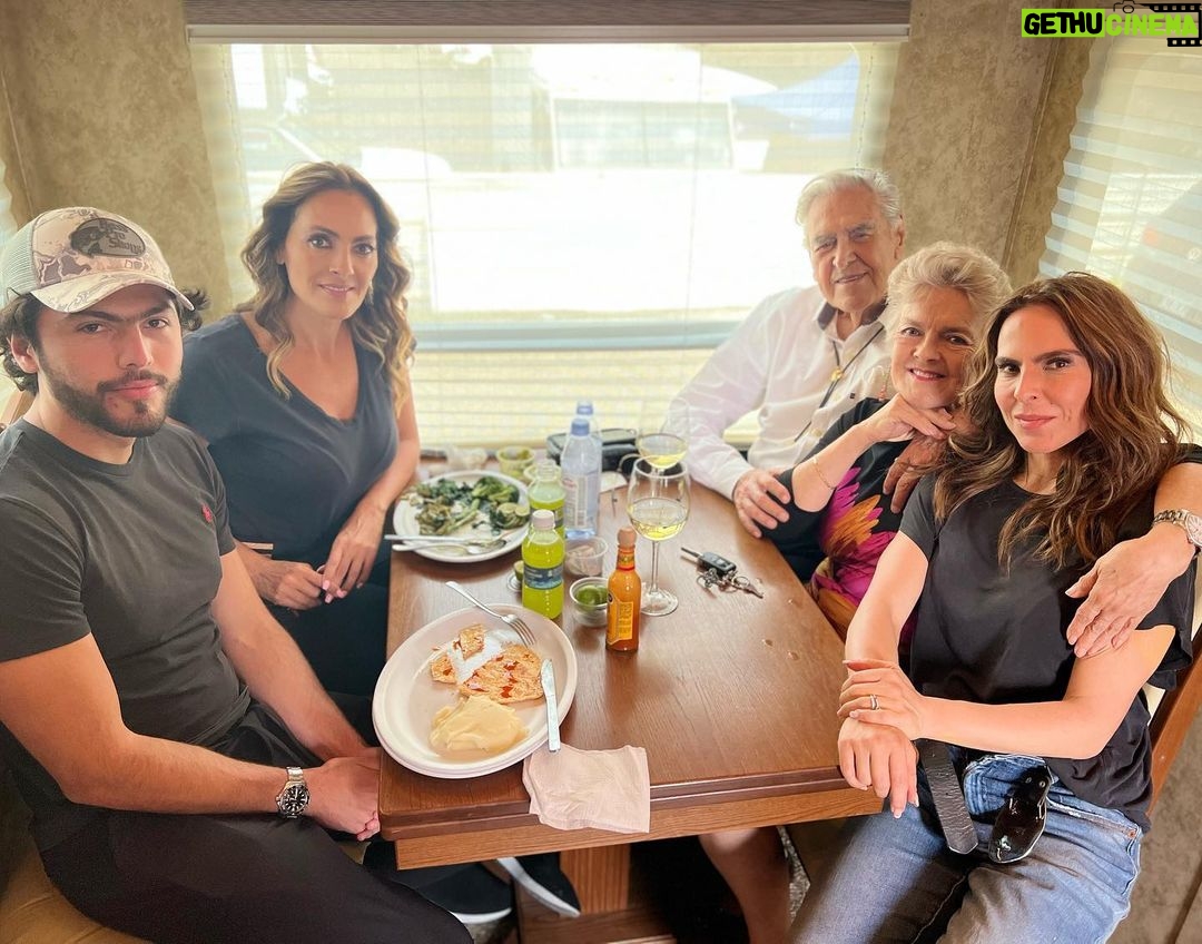 Kate del Castillo Instagram - Ya los extraño! Fue lindo compartir con mi familia aunque pocas veces en 2 meses pero siempre increíbles momentos. Gracias por aguantar mis horarios ♥️#familia #katetrillo #ericdelcastillo @vdelcastillotv @darwin___________________