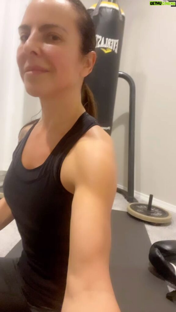 Kate del Castillo Instagram - Morning!!! #workout #kateslifestyle
