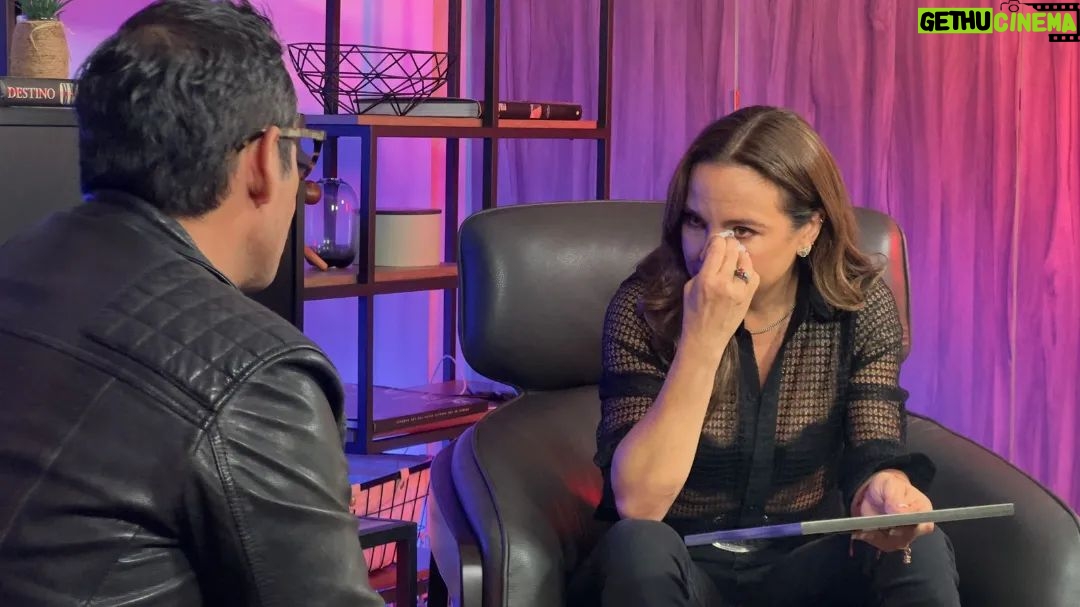 Kate del Castillo Instagram - ¡SUSCRÍBETE para ver este DOMINGO a @katedelcastillo! Sin duda una de las pláticas más interesantes y profundas de #LaEntrevista! 🙌 🔔