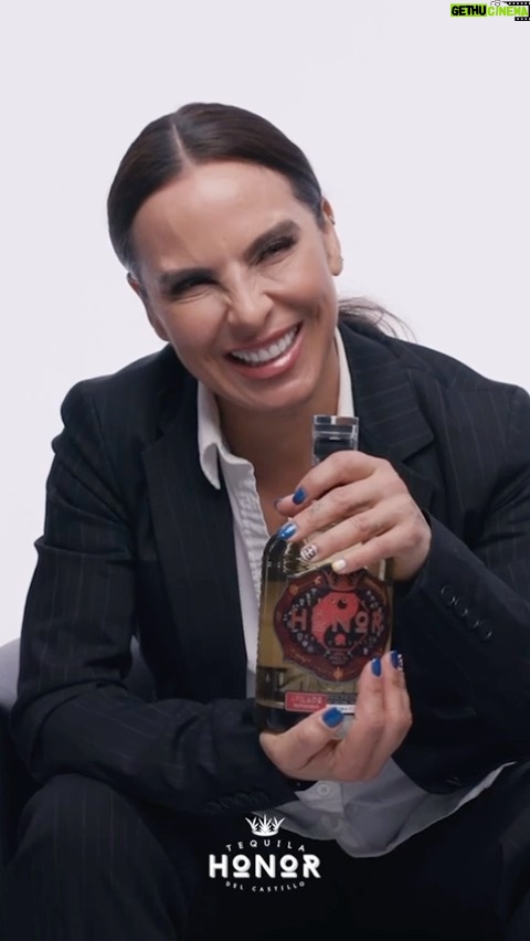 Kate del Castillo Instagram - Síguenos @tequilahonor 🥃❤️ Del sueño a la realidad: ¡Creé mi propio tequila y mi vida cambió para siempre! 🌟 Esta es la historia de cómo pasé de soñar a saborear la victoria. ¡Descubre el sabor de la pasión y el éxito en cada copa! 🔥🚀 Consigue tu Honor en tu licorería favorita o recuerda que puedes comprarlo en nuestro sitio web www.tequilahonor.com Vive con Honor! Follow us @tequilahonor 🥃❤️ From dreams to reality: I created my own tequila and my life changed forever! 🌟 This is the story of how I went from dreaming to tasting victory. Discover the taste of passion and success in every glass! 🔥🚀 Get your Honor at your favorite liquor store or remember that you can buy it on our website www.tequilahonor.com Live with Honor! #Coctel #cocktail #DestiladoMexicano #EstadosUnidos #VIP #tequilacocktail #cocktailtime #weekend #tequilahonor #viveconhonor #tequila #honor #honorisinyourhands #livewithhonor #mexico #shots #honorisinyourhands #tequilatime #tequilanight #mexicancocktails #tequilalover #mexicantequila #tequilamexicano #margaritas #usa #tequilatime #katedelcastillo @tequilahonor @katedelcastillo