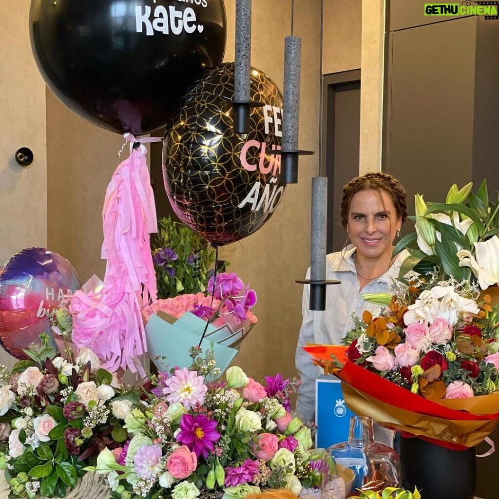 Kate del Castillo Instagram - Gracias a tod@s por mis regalos!! La pasé increíble rodeada de amor y flores!! Thanks !! I had the best birthday! #birthday #kdclovers #mexicocity #cdmx