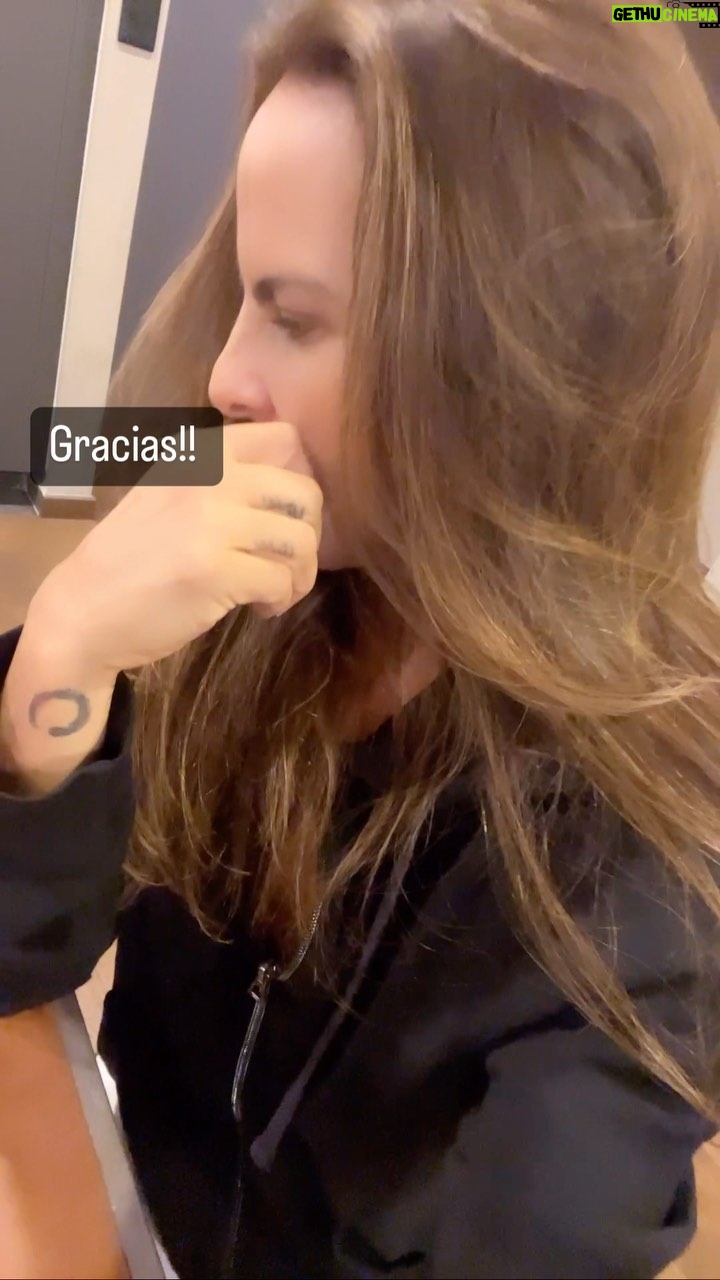 Kate del Castillo Instagram - Que delicia de snack!! Gracias mi bella @daniielawong @senormangomuchogusto que ya están por todas partes! Felicidades! Yummy!!!!