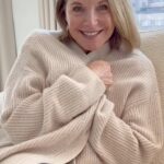 Katie Couric Instagram - It’s December 1st so it’s officially time to get serious about gift giving! 🎁 To help make the season brighter (and a little less stressful), I’m putting on my Katie Claus hat and giving you some inspo from brands I love, like @officialmedik8, @jennikayne, @oakessentials, and @minted. And don’t forget to check your list twice with the @katiecouricmedia holiday gift guide that’s filled to the brim with unique gift ideas! 📃 Click the link in my bio and happy shopping! 🛍️