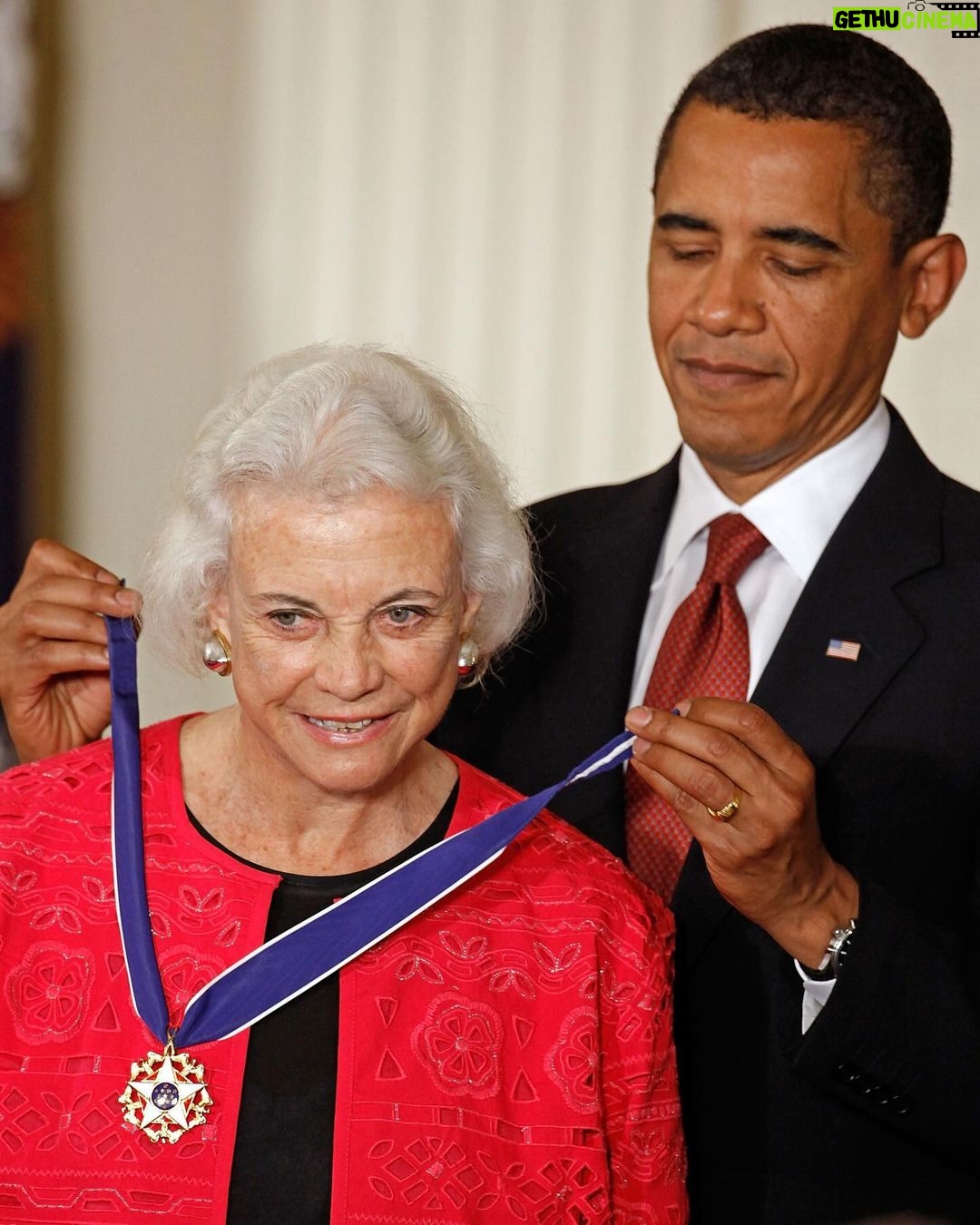 Katie Couric Instagram - Retired Supreme Court Justice Sandra Day O’Connor, the first woman to serve on the nation's highest court and a crucial swing vote during her twenty-five year tenure, died on Friday. She was 93. A key figure in landmark Supreme Court cases dealing with abortion, affirmative action and civil rights, O’Connor retired from the high court in 2006 and announced in 2018 that she had been diagnosed with dementia and would withdraw from public life. The Supreme Court announced her death in a statement, saying the cause was complications of dementia. O’Connor was President Ronald Reagan’s first nominee to the Supreme Court, joining the court in 1981 after an already notable career that included serving as the majority leader in Arizona’s state Senate – the first woman to hold that title in the nation. Fifty-one years old at the time of her SCOTUS nomination, she served for 24 years, retiring in January 2006 to care for her ailing husband. Her husband, John Jay O’Connor III, whom she met when they were both students at Stanford Law School and married shortly after her graduation in 1952, died of Alzheimer’s disease in 2009. Justice O’Connor spent an active retirement, sitting as a visiting judge on federal appeals courts around the country and speaking and writing widely in support of two causes, judicial independence and civics education. She also catered to her six grandchildren, taking them on trips and writing two children’s books based on her own colorful childhood on a remote Arizona ranch. 📸: @gettyimages