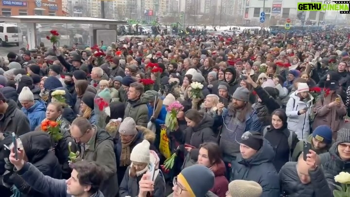 Katie Couric Instagram - 📢 Crowds filled the streets of the Maryino district of Moscow on Friday, chanting “No to War” as Alexei Navalny’s funeral took place. Navalny was due to be buried at Borisov Cemetery. Footage recorded by @mediazzzona shows people near the Church of the Icon of the Mother of God, where the funeral service was held. People were also seen crying, throwing roses, and thanking Navalny’s mother Lyudmila, who attended the service. The cause of Navalny’s death in an Arctic penal colony on Feb. 16 remains unexplained, but reports say his death certificate states “natural causes.” The longtime critic of Russian President Vladimir Putin was serving a 19-year jail term on charges of extremism. Navalny’s supporters, his widow Yulia Navalnaya, and world leaders including U.S. President Joe Biden have accused Putin of being “responsible” for his death. The Kremlin denies involvement and has slammed any suggestion of it. Memorials have been scheduled for Friday evening in towns and cities around Russia, as well as abroad. The Kremlin has warned unsanctioned gatherings in support of Navalny would be illegal. Credit: @mediazzzona via @storyfulvideo #russia #navalny #news Moscow, Russia