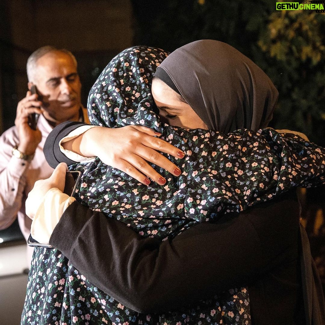 Katie Couric Instagram - 🚨Over three dozen Palestinian prisoners returned home on Friday following their release from Israeli prisons as part of a cease-fire deal between Israel and Hamas. Some of the freed prisoners had been accused of minor offenses, convicted in attacks, or were waiting to be charged. According to reporting from the Financial Times, about 300 Palestinians are potentially eligible for release — about three dozen are women, while the remaining 250 or so are males aged 18 and younger. “I have no words, I have no words,” newly released 17-year-old Jamal Brahma told AP News. “Thank God.” Tears fell down his father Khalil Brahma’s cheeks as he brought his son down from his shoulders and looked him in the eye for the first time in seven months. Israeli forces had arrested Jamal at his home in the city of Jericho last spring and detained him without charge or trial. More than 6,800 Palestinians are at present imprisoned by Israel for various security offenses, according to the Israel Prison Service. Human rights groups estimate that almost a third are held under indefinite “administrative detention” with no trial or official charge. According to Addameer, a Palestinian prisoners’ rights group, many of the most recent arrests of Palestinians came during raids across the Israeli-occupied West Bank, where protests and violence have surged, including attacks on Palestinians by Israeli settlers. Israel has said the arrests are part of a counterterror operation against Hamas in the West Bank. Images via Getty