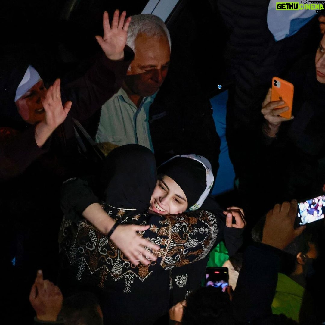 Katie Couric Instagram - 🚨Over three dozen Palestinian prisoners returned home on Friday following their release from Israeli prisons as part of a cease-fire deal between Israel and Hamas. Some of the freed prisoners had been accused of minor offenses, convicted in attacks, or were waiting to be charged. According to reporting from the Financial Times, about 300 Palestinians are potentially eligible for release — about three dozen are women, while the remaining 250 or so are males aged 18 and younger. “I have no words, I have no words,” newly released 17-year-old Jamal Brahma told AP News. “Thank God.” Tears fell down his father Khalil Brahma’s cheeks as he brought his son down from his shoulders and looked him in the eye for the first time in seven months. Israeli forces had arrested Jamal at his home in the city of Jericho last spring and detained him without charge or trial. More than 6,800 Palestinians are at present imprisoned by Israel for various security offenses, according to the Israel Prison Service. Human rights groups estimate that almost a third are held under indefinite “administrative detention” with no trial or official charge. According to Addameer, a Palestinian prisoners’ rights group, many of the most recent arrests of Palestinians came during raids across the Israeli-occupied West Bank, where protests and violence have surged, including attacks on Palestinians by Israeli settlers. Israel has said the arrests are part of a counterterror operation against Hamas in the West Bank. Images via Getty