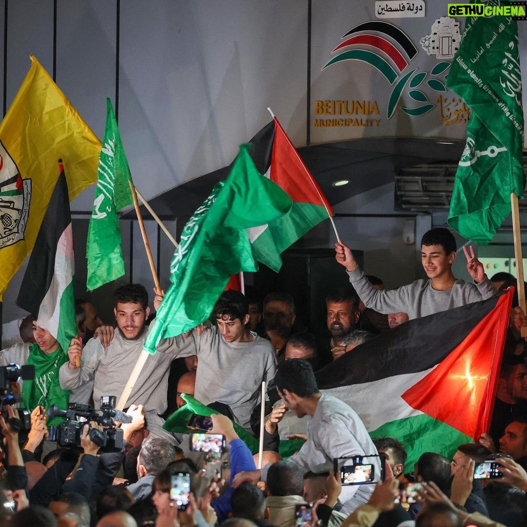 Katie Couric Instagram - 🚨Over three dozen Palestinian prisoners returned home on Friday following their release from Israeli prisons as part of a cease-fire deal between Israel and Hamas. Some of the freed prisoners had been accused of minor offenses, convicted in attacks, or were waiting to be charged. According to reporting from the Financial Times, about 300 Palestinians are potentially eligible for release — about three dozen are women, while the remaining 250 or so are males aged 18 and younger. “I have no words, I have no words,” newly released 17-year-old Jamal Brahma told AP News. “Thank God.” Tears fell down his father Khalil Brahma’s cheeks as he brought his son down from his shoulders and looked him in the eye for the first time in seven months. Israeli forces had arrested Jamal at his home in the city of Jericho last spring and detained him without charge or trial. More than 6,800 Palestinians are at present imprisoned by Israel for various security offenses, according to the Israel Prison Service. Human rights groups estimate that almost a third are held under indefinite “administrative detention” with no trial or official charge. According to Addameer, a Palestinian prisoners’ rights group, many of the most recent arrests of Palestinians came during raids across the Israeli-occupied West Bank, where protests and violence have surged, including attacks on Palestinians by Israeli settlers. Israel has said the arrests are part of a counterterror operation against Hamas in the West Bank. Images via Getty