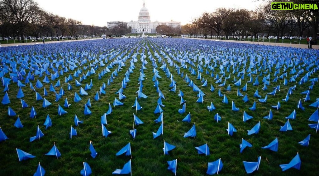 Katie Couric Instagram - Thousands of blue flags have been set up along the National Mall in Washington DC to support more research, funding, and treatement options for colorectal cancer. The installation, organized by Fight Colorectal Cancer (@fightcrc), features 27,400 blue flags, representing the number of people, under 50 who are projected to be diagnosed with colorectal cancer in 2030. Colorectal cancer is now the leading cause of cancer-related deaths in men under 50 and second among young women, trailing only breast cancer. That’s why regular screening and early detection is SO IMPORTANT❗️Please, please speak to your doctor if you haven’t already. As I always say, if not for yourself, do it for your family and loved ones. PS: Thank you to my friend @betsy.lavender for honoring my late husband, Jay Monahan, who died of colon cancer when he was just 42 years old. It means the world to me and my girls. 💙 #coloncancerawarenessmonth