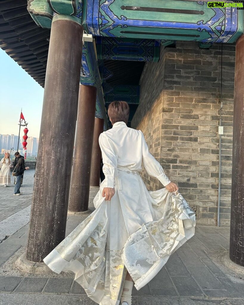 Katsamonnat Namwirote Instagram - The princess wears SAMBA 🌷✨这位公主漂亮吗？ ฟิลลิ่งเจ้าหญิงหนีวัง และเสด็จพี่ 3 พระองค์ 🩰👑 . I always miss you jiejie 💛 Xian, China