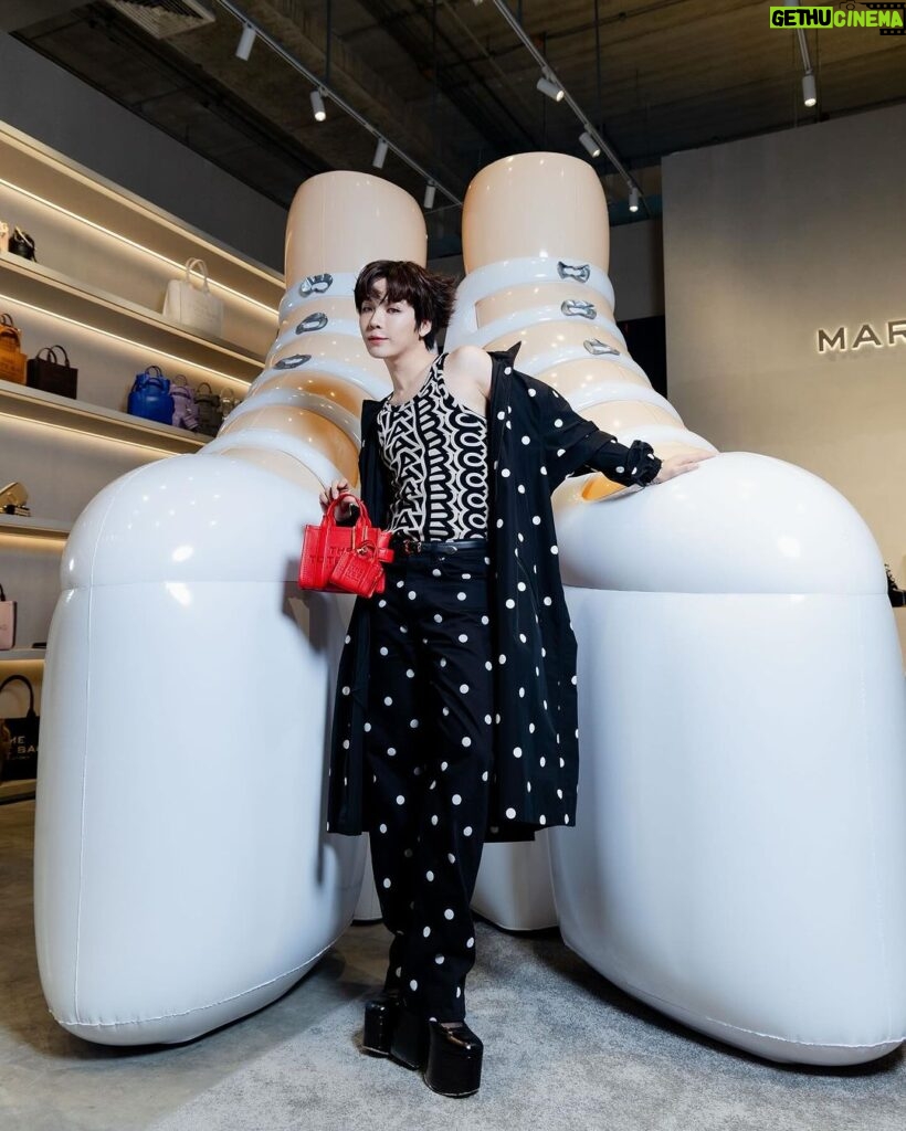 Katsamonnat Namwirote Instagram - Self-confidence best outfit,rock it and own it ! 🖤 . How good that you could be you? so great atmosphere at the emsphere from your favorite xoxo 🐱@marcjacobs @PATLuxuryGroup.Official #MarcJacobs #MarcJacobsTH #PATLuxuryGroup Emsphere at EM District