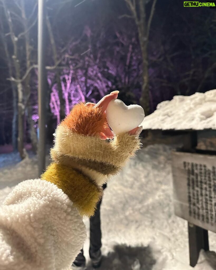 Katsamonnat Namwirote Instagram - Do you wanna build a snowman? Come on let's go and play ☃️❄️✨ น้องเห็นไอติม 8 ชั้น ตาลุกวาวเลยอ่าาาา (I'm a teddy bear not bunny anymore🧸) Otaru Hokkaido, Japan 小樽市