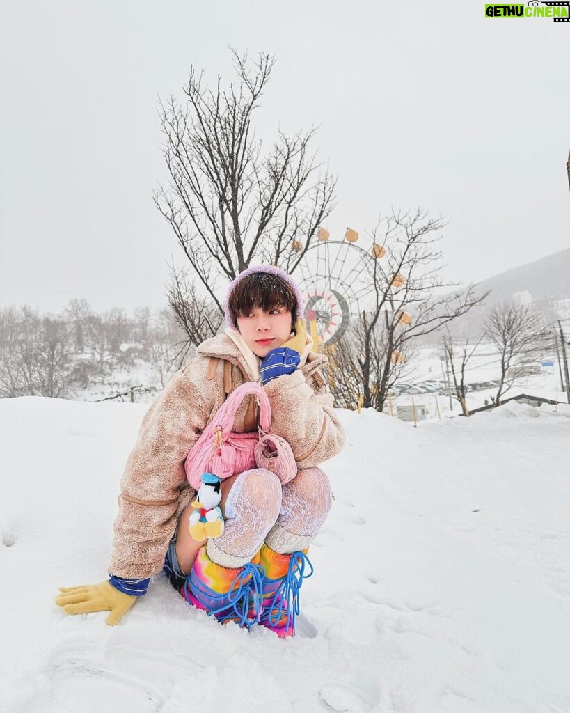 Katsamonnat Namwirote Instagram - I feel wearing nothing P.s.Penguin lover 🐧✨❄️ how cute they are .////. ลูกหลานเอลซ่า ท้าลมหนาวสุดๆ555 @cieloheart_official Furano, Hokkaido