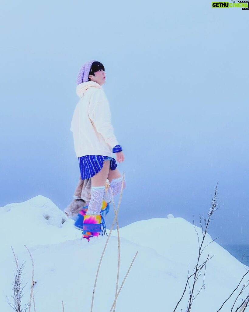 Katsamonnat Namwirote Instagram - I feel wearing nothing P.s.Penguin lover 🐧✨❄️ how cute they are .////. ลูกหลานเอลซ่า ท้าลมหนาวสุดๆ555 @cieloheart_official Furano, Hokkaido