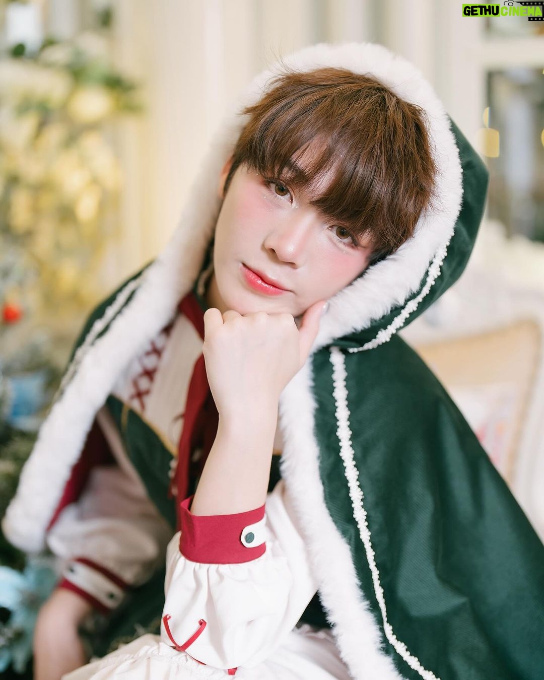 Katsamonnat Namwirote Instagram - Oh, I wanna let him unwrap me, like, oh-ooh, oh 🎁😉 See ya next year 🐱 Seoul, Korea