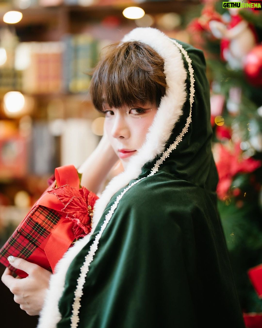 Katsamonnat Namwirote Instagram - Oh, I wanna let him unwrap me, like, oh-ooh, oh 🎁😉 See ya next year 🐱 Seoul, Korea