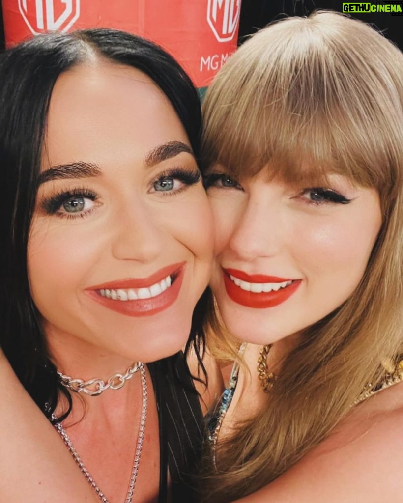 Katy Perry Instagram - got to see an old friend shine tonight ♥✨ Swifties