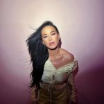 Katy Perry Instagram - If my hair is any indication… you might be blown away 🤸🏻‍♀️ by this season’s talent, I know it sounds like a cliche but most cliches are true ok just watch 🫵🏻#IDOL🫵🏻 📸: @manthony783, @ryansaradjola