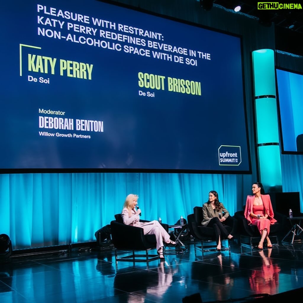 Katy Perry Instagram - Iโm that girl that doesnโt put her arms in her coat or preservatives in her cans ammiright @drinkdesoi ๐
๐ป Got to bring my better-for-you sparkling non alc aperitif and my hot takes on industry lingo like COGS ๐คธ๐ปโโ๏ธ to the @upfrontvc this past #thirstythursday ๐
