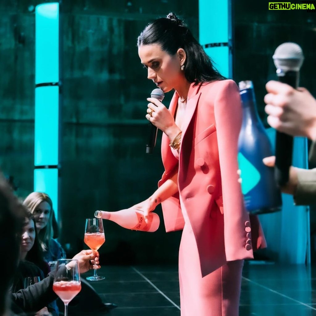Katy Perry Instagram - I’m that girl that doesn’t put her arms in her coat or preservatives in her cans ammiright @drinkdesoi 💅🏻 Got to bring my better-for-you sparkling non alc aperitif and my hot takes on industry lingo like COGS 🤸🏻‍♀️ to the @upfrontvc this past #thirstythursday 💓