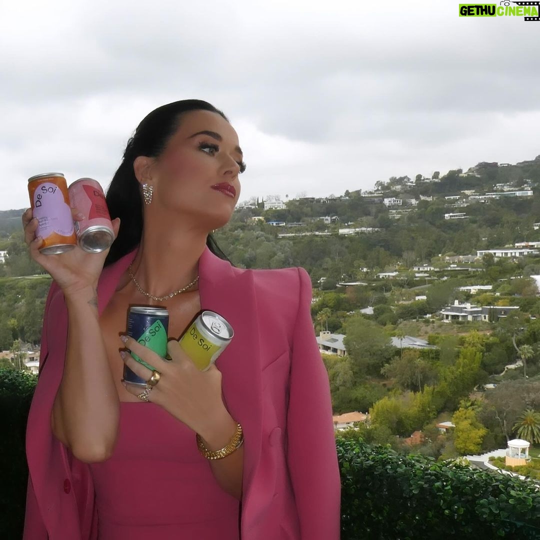 Katy Perry Instagram - Iโm that girl that doesnโt put her arms in her coat or preservatives in her cans ammiright @drinkdesoi ๐
๐ป Got to bring my better-for-you sparkling non alc aperitif and my hot takes on industry lingo like COGS ๐คธ๐ปโโ๏ธ to the @upfrontvc this past #thirstythursday ๐