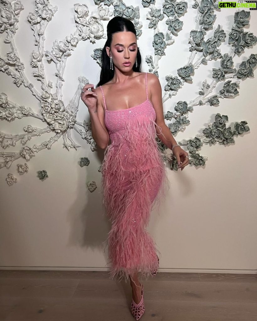 Katy Perry Instagram - sending you 💓