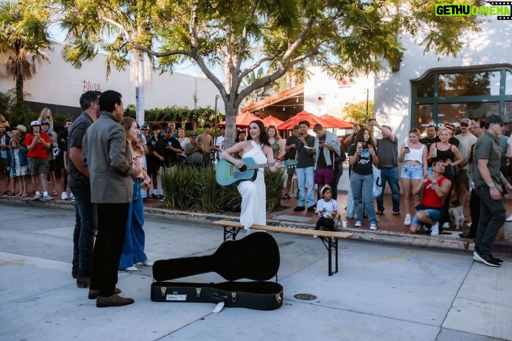 Katy Perry Instagram - EAST COAST it’s time for you to choose your player… I choose 16 year old me busking at the farmers market for a 20 and some avocados 😎🥑(see slide 4) - tune in to #idol on @abcnetwork now for all the feels 🤗