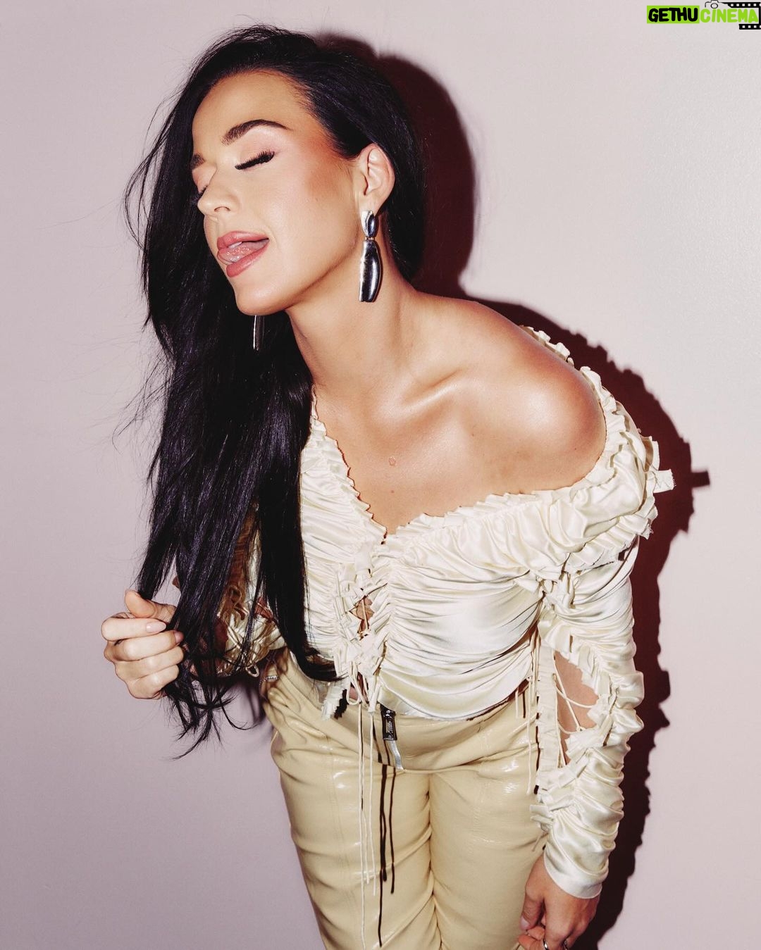 Katy Perry Instagram - If my hair is any indication… you might be blown away 🤸🏻♀️ by this season’s talent, I know it sounds like a cliche but most cliches are true ok just watch 🫵🏻#IDOL🫵🏻 📸: @manthony783, @ryansaradjola