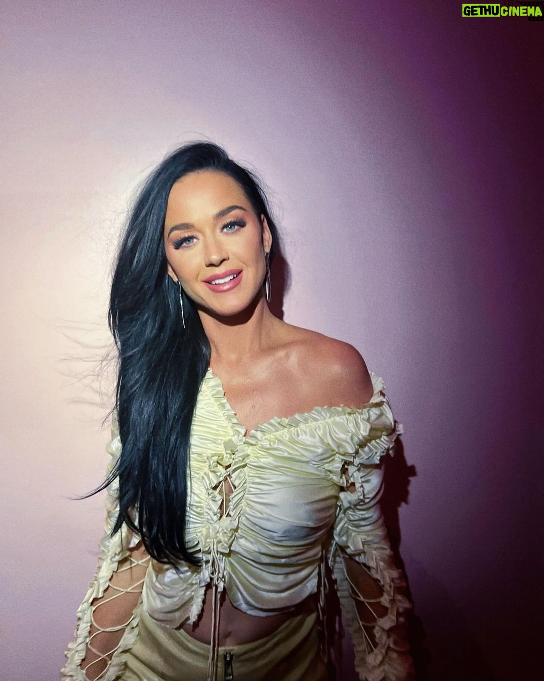 Katy Perry Instagram - If my hair is any indication… you might be blown away 🤸🏻♀️ by this season’s talent, I know it sounds like a cliche but most cliches are true ok just watch 🫵🏻#IDOL🫵🏻 📸: @manthony783, @ryansaradjola