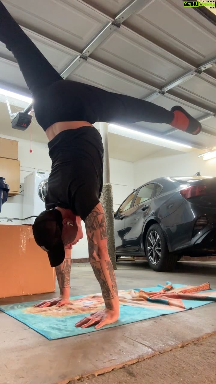 Katya Zamolodchikova Instagram - Garage handstands