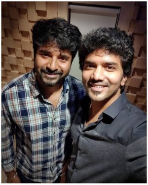 Kavin Instagram - மட்டற்ற மகிழ்ச்சி to present you #InnaMylu from our #Lift ⬇️⬆️ 

இந்த பாடலை பாடியவர் உங்கள் எங்கள் @sivakarthikeyan ❤️🤗🙏🏼

Link in bio ! 

@william_britto @ekaaentertainment  @dirvineethvaraprasad @hepz.i @ravindarchandrasekaran @itsyuva  @editor_madan  @thinkmusicofficial @dancersatz @nishanth3384 @ranjitkumar_rajendran