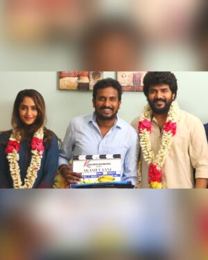 Kavin Instagram - அடுத்தது #AkashVaani :)

இன்று முதல் படப்பிடிப்பு ! 

@enocable @reba_john All the best to us :) 

@kaustubha_mediaworks @deepakparamesh @sharathravi_ @santhakumarchakravarthy @kalai_editor @sureshchandraaoffl @praveenraja @guna_balasubramanian @donechannel1 

Thanks everyone for making this happen.. 🙏🏼♥️