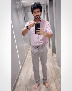 Kavin Instagram - Edukadha dress la photo eduthu vechukuta epayadhu udhavum.. 🤷🏻‍♂️ Taken while shopping costumes for our #lift 🚪