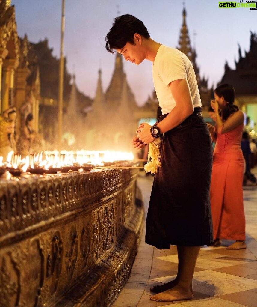 Kawin Imanothai Instagram - ฝันดีวันจันทร์ครับเอาบุญมากฝากทุกคน :) #พรุ่งนี้กลับแล้ว photo by @hon_jira #ชาวพม่าก็ดูละครไทยน่ะ :) #มิงกะละบา Shwedagon Pagoda