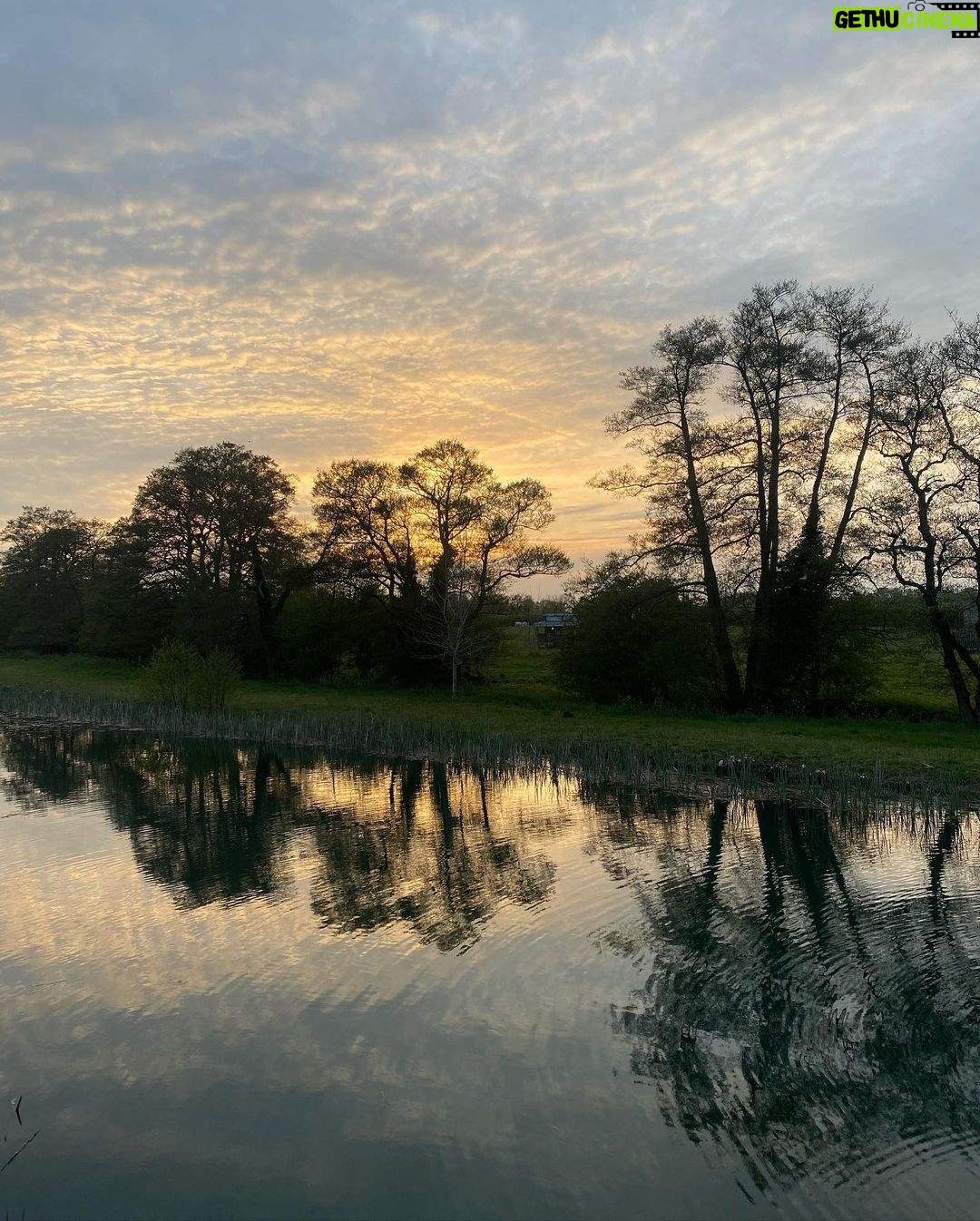 Kaya Scodelario Instagram - Bringing a bit of North London to the Cotswolds… Great Tew, Oxfordshire, United Kingdom