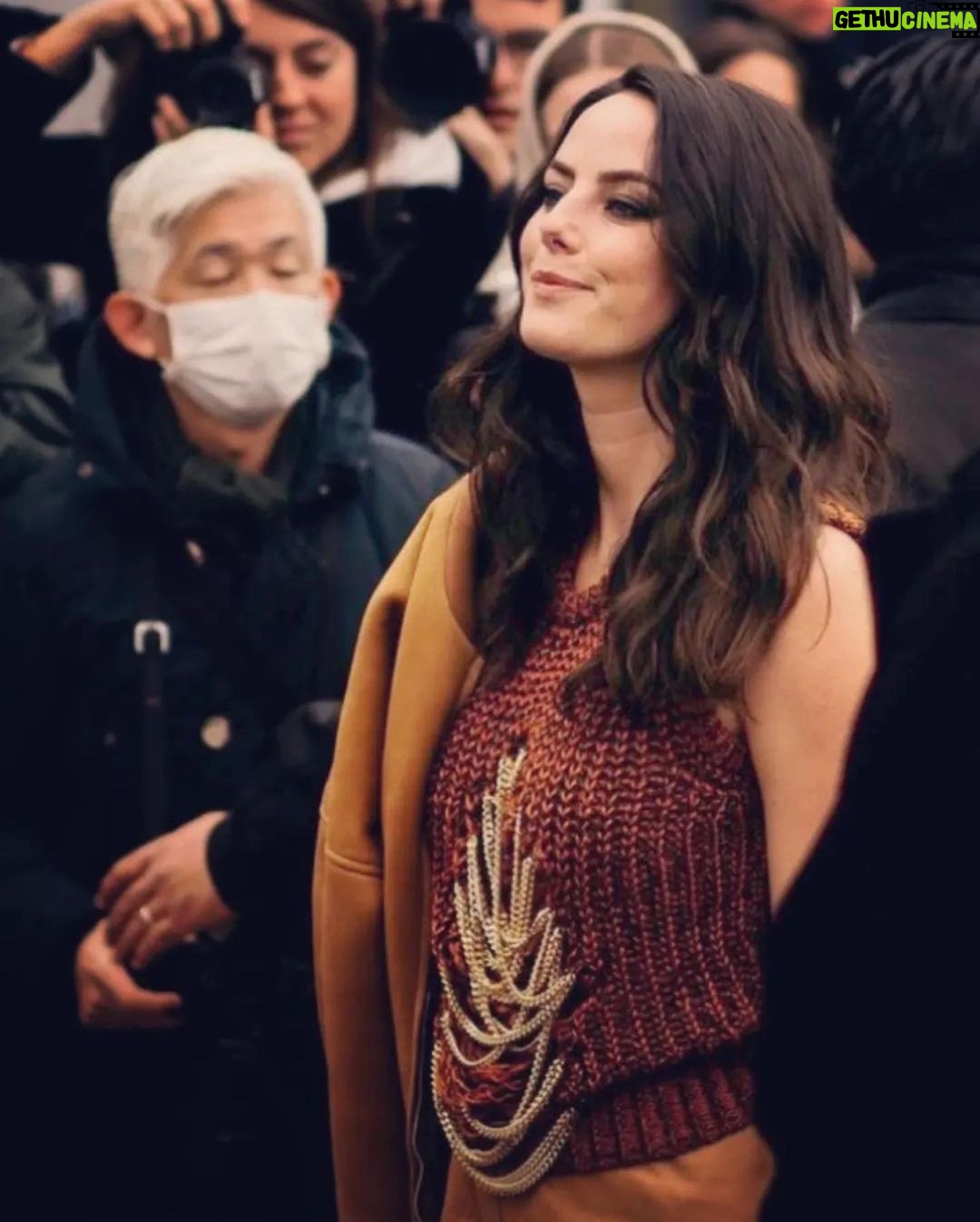 Kaya Scodelario Instagram - Thank you lovely @loewe team for having me at your fashion week show. We had a magical time in Paris - @ginakanemakeup @eamonnhughes 💜 u both Paris, France