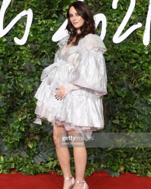 Kaya Scodelario Instagram - I have so many wonderful people to thank for helping me feel confident enough to attend to British Fashion Awards at 8 and a half months pregnant last night 

@ginakanemakeup & @eamonnhughes you’re both stars. 

@leithclark Thank you for finding me the most perfectly fun @bora_aksu dress. I felt like the shiniest Christmas bauble in the land ✨ 

My wonderful @cartier family for a great night at a wonderful table meeting friends old and new. 

And the kind people (including the brilliant PR ladies on the carpet & @jamesmcavoyrealdeal ) that helped me up and down the stairs all night. 

I’ve had a bit of a crappy pregnancy and it was really special to have last night as a memory of this time - thank you all 💜 

Yes I know I look like a HOUSE from the side but screw it, I felt bloody amazing 💅🏻💃