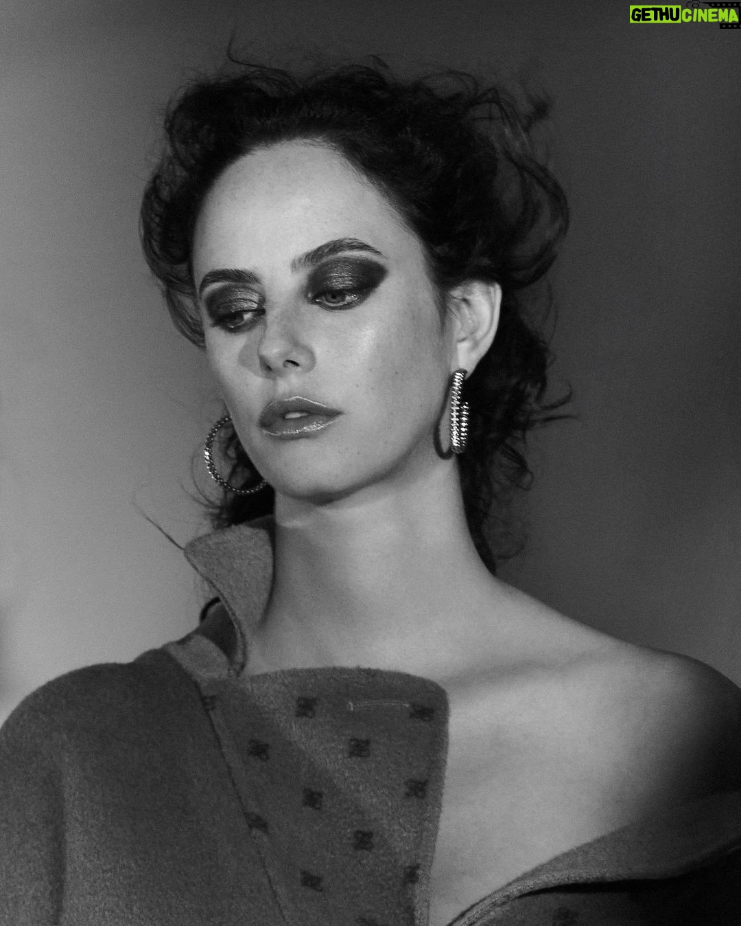 Kaya Scodelario - 492.2K Likes - Possibly the only pictures of this pregnancy that don’t feature me laying uncomfortably with a pillow between my legs, surrounded by Aero wrappers.
Thanks team for making me feel so fierce ✨💫🌟
Photographed by @JasonHetheringtonStudio
Styled by @JayHines_ featuring @Cartier & @Dior
Hair: @KenORourke1
Makeup: @GinaKaneMakeup
@flauntmagazine
#FlauntMagazine #TheMagicIssue