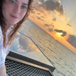 Kaya Scodelario Instagram - First evening in paradise 🌅 Thank you @coco_resorts #cocomoments @hannahnash_x & @paige167h Let the dream girls trip begin! 🤍 Coco Bodu Hithi Water Residences